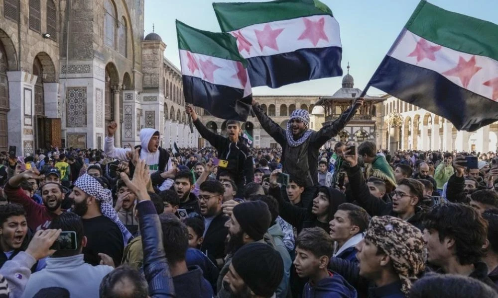 Χιλιάδες Σύροι στην Δαμασκό στην Ράκα διαδηλώνουν απαιτώντας την μη εφαρμογή της Σαρίας- Στο στόχαστρο μπαίνει και η Τουρκία (Βίντεο)